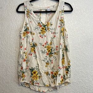 Old Navy Floral keyhole back size L never worn